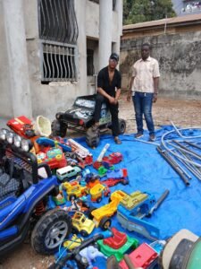 Le secrétaire général Bily Kaba exprime sa générosité en offrant des jouets à l’ONG ASAMI