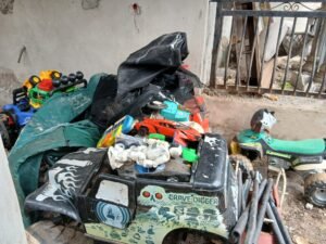 Le secrétaire général Bily Kaba exprime sa générosité en offrant des jouets à l’ONG ASAMI