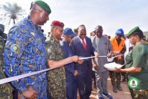 L’𝐚𝐫𝐦é𝐞 𝐠𝐮𝐢𝐧é𝐞𝐧𝐧𝐞, 𝐚𝐜𝐭𝐫𝐢𝐜𝐞 𝐦𝐚𝐣𝐞𝐮𝐫𝐞 𝐝𝐞 𝐥𝐚 𝐜𝐨𝐧𝐬𝐭𝐫𝐮𝐜𝐭𝐢𝐨𝐧 𝐝𝐞𝐬 𝐢𝐧𝐟𝐫𝐚𝐬𝐭𝐫𝐮𝐜𝐭𝐮𝐫𝐞𝐬 𝐧𝐚𝐭𝐢𝐨𝐧𝐚𝐥𝐞𝐬 2 L’𝐚𝐫𝐦é𝐞 𝐠𝐮𝐢𝐧é𝐞𝐧𝐧𝐞, 𝐚𝐜𝐭𝐫𝐢𝐜𝐞 𝐦𝐚𝐣𝐞𝐮𝐫𝐞 𝐝𝐞 𝐥𝐚 𝐜𝐨𝐧𝐬𝐭𝐫𝐮𝐜𝐭𝐢𝐨𝐧 𝐝𝐞𝐬 𝐢𝐧𝐟𝐫𝐚𝐬𝐭𝐫𝐮𝐜𝐭𝐮𝐫𝐞𝐬 𝐧𝐚𝐭𝐢𝐨𝐧𝐚𝐥𝐞𝐬