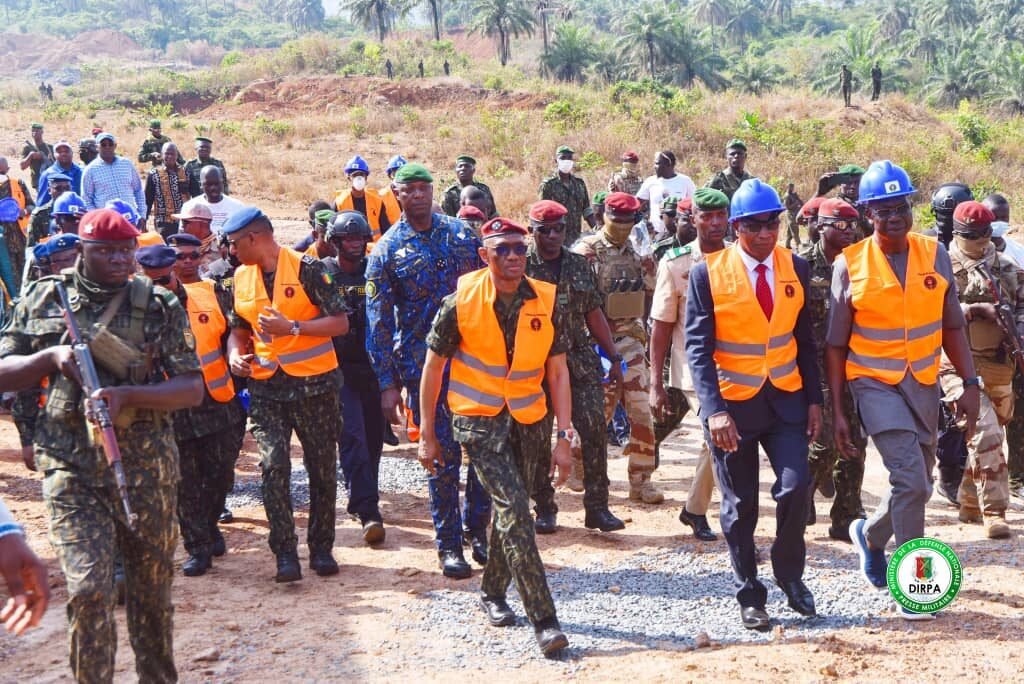 L’𝐚𝐫𝐦é𝐞 𝐠𝐮𝐢𝐧é𝐞𝐧𝐧𝐞, 𝐚𝐜𝐭𝐫𝐢𝐜𝐞 𝐦𝐚𝐣𝐞𝐮𝐫𝐞 𝐝𝐞 𝐥𝐚 𝐜𝐨𝐧𝐬𝐭𝐫𝐮𝐜𝐭𝐢𝐨𝐧 𝐝𝐞𝐬 𝐢𝐧𝐟𝐫𝐚𝐬𝐭𝐫𝐮𝐜𝐭𝐮𝐫𝐞𝐬 𝐧𝐚𝐭𝐢𝐨𝐧𝐚𝐥𝐞𝐬 1 L’𝐚𝐫𝐦é𝐞 𝐠𝐮𝐢𝐧é𝐞𝐧𝐧𝐞, 𝐚𝐜𝐭𝐫𝐢𝐜𝐞 𝐦𝐚𝐣𝐞𝐮𝐫𝐞 𝐝𝐞 𝐥𝐚 𝐜𝐨𝐧𝐬𝐭𝐫𝐮𝐜𝐭𝐢𝐨𝐧 𝐝𝐞𝐬 𝐢𝐧𝐟𝐫𝐚𝐬𝐭𝐫𝐮𝐜𝐭𝐮𝐫𝐞𝐬 𝐧𝐚𝐭𝐢𝐨𝐧𝐚𝐥𝐞𝐬