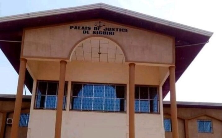 Un jeune homme tué à l’arme blanche à Kintinian : le parquet de Siguiri appelle au calme