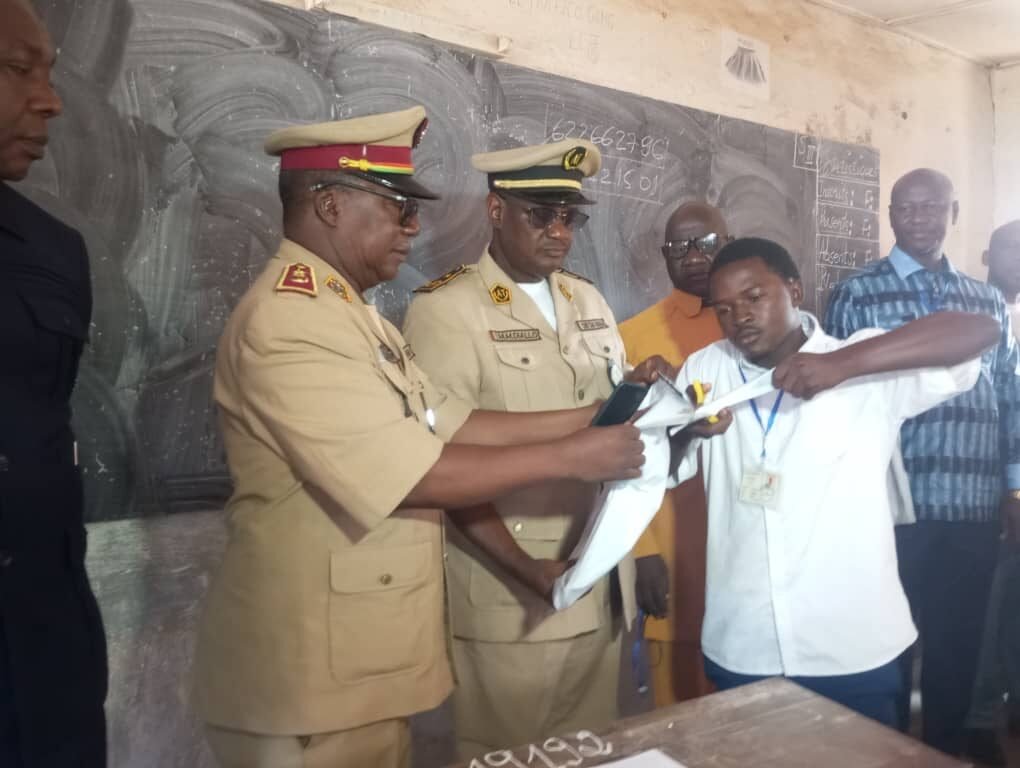 Faranah : 2 201 candidats affrontent le Bac 2025 dans la sérénité, aucune fausse note enregistrée 1 Faranah : 2 201 candidats affrontent le Bac 2025 dans la sérénité, aucune fausse note enregistrée