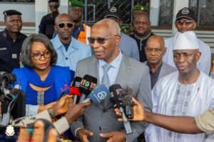 Processus électoral en Guinée : le gouvernement réceptionne le matériel pour l’impression locale des cartes d’électeurs 3 Processus électoral en Guinée : le gouvernement réceptionne le matériel pour l’impression locale des cartes d’électeurs