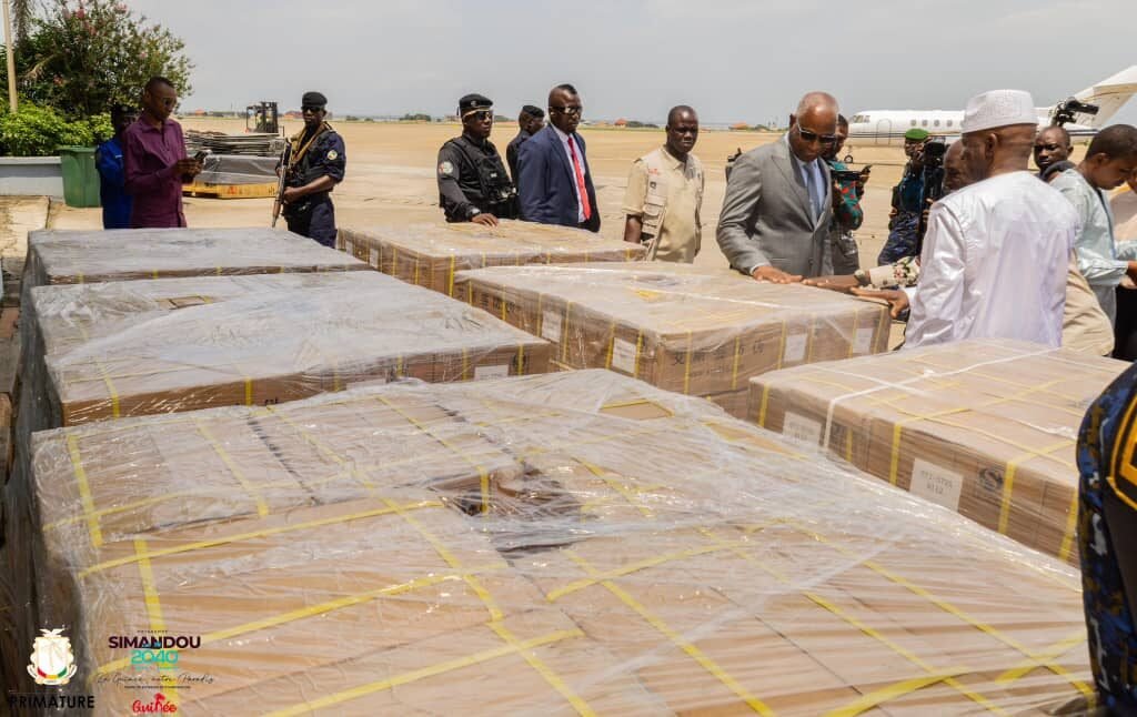 Processus électoral en Guinée : le gouvernement réceptionne le matériel pour l’impression locale des cartes d’électeurs 1 Processus électoral en Guinée : le gouvernement réceptionne le matériel pour l’impression locale des cartes d’électeurs