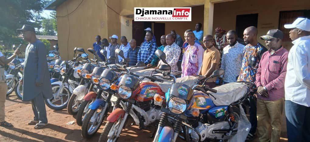 Faranah : des motos offertes aux enseignants des zones reculées pour améliorer leurs conditions de travail 1 Faranah : des motos offertes aux enseignants des zones reculées pour améliorer leurs conditions de travail