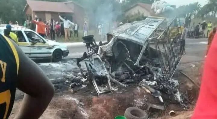 Accident mortel sur l’axe Coyah–Kindia : sept personnes périssent calcinées à Gbinkili