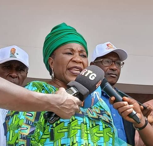 À Faranah, Hadja Makalé Camara promet l’eau courante et appelle les femmes à prendre le pouvoir