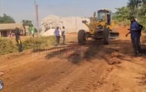 Coyah : les habitants de Doumbouyah Centre financent eux-mêmes le reprofilage de leur route principale