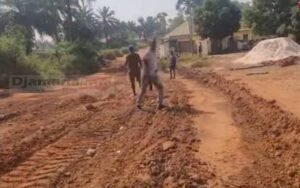 Coyah : les habitants de Doumbouyah Centre financent eux-mêmes le reprofilage de leur route principale