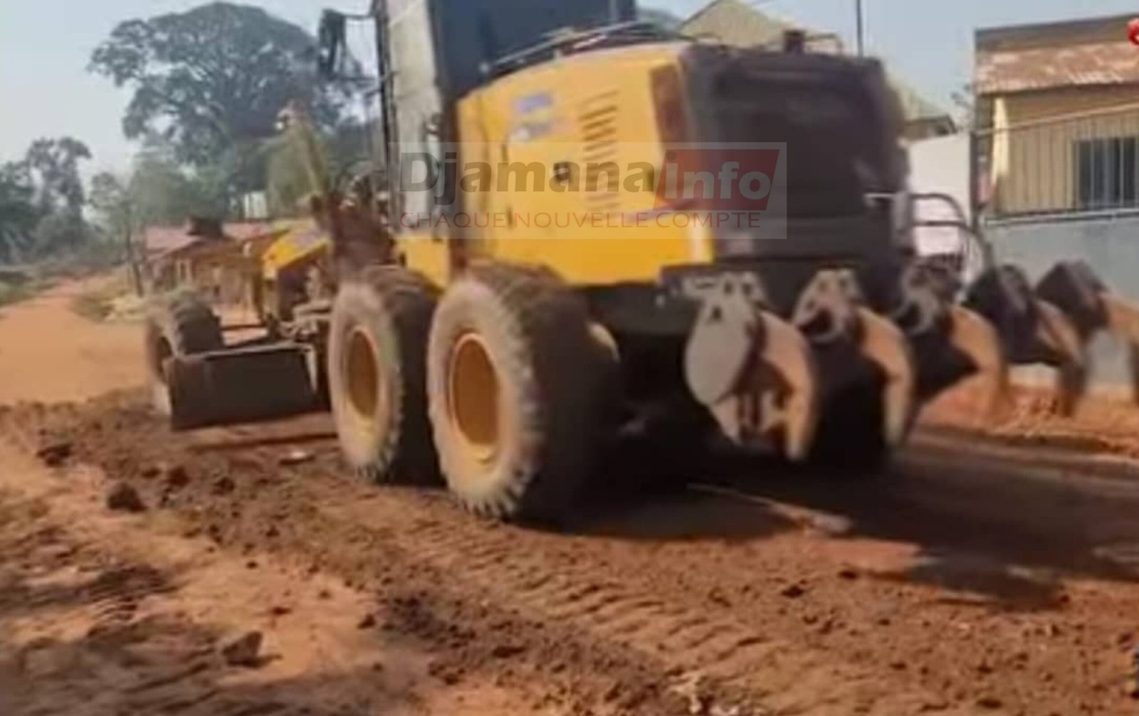 Coyah : les habitants de Doumbouyah Centre financent eux-mêmes le reprofilage de leur route principale