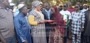 Doko : un minibus offert aux femmes de Sèkè pour renforcer leur mobilité