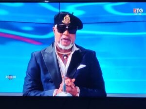 Présidentielle en Guinée : Koffi Olomidé affiche son soutien à Mamadi Doumbouya