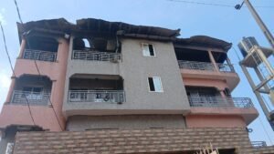 Lambanyi : un violent incendie détruit partiellement un immeuble R+3 au carrefour Canadien