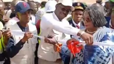 Magasin électoral à Karifamoriah : le Directeur régional des élections Kaba Sidibé aux côtés de la DGE