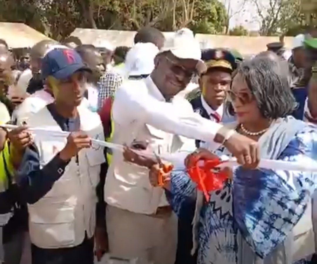 Magasin électoral à Karifamoriah : le Directeur régional des élections Kaba Sidibé aux côtés de la DGE