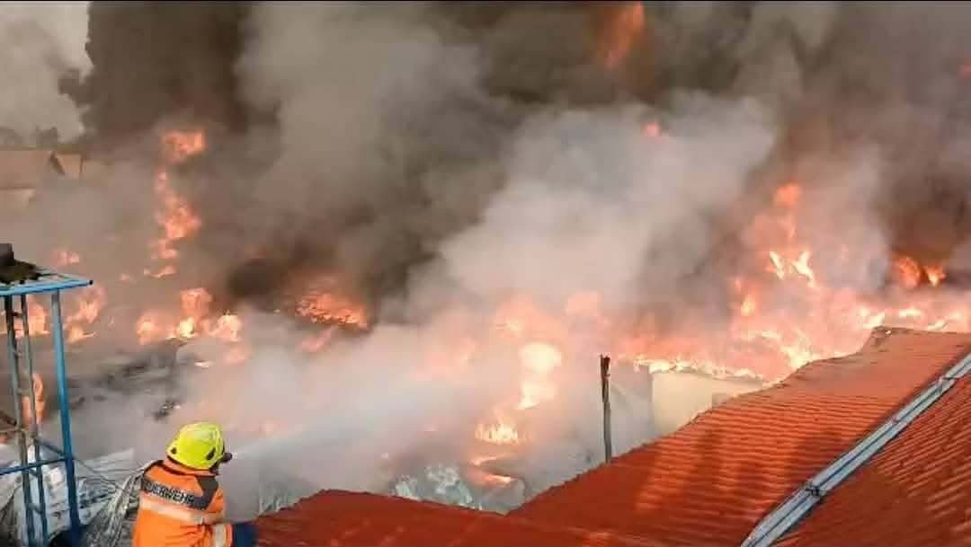 Incendie à kagbelen : une usine de couches-culottes ravagée par les flammes