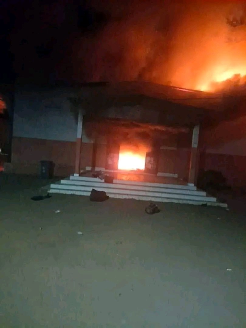 Faranah : un incendie ravage le dortoir des garçons de l’ISAV, plus de 200 étudiants impactés 1 Faranah : un incendie ravage le dortoir des garçons de l’ISAV, plus de 200 étudiants impactés
