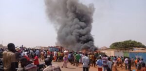 Kankan : flammes dévastatrices dans un garage, trois camions réduits en cendres