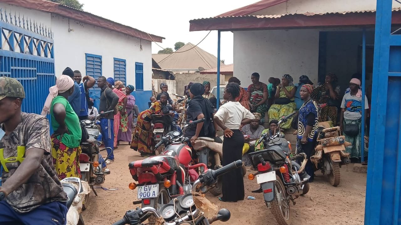 Kankan : flambée des prix du poisson et du poulet, les vendeurs manifestent et ferment les frigos