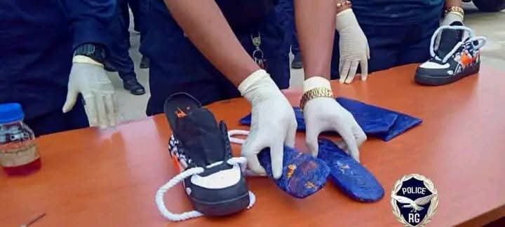 Conakry : l’OCAD saisit plus d’un kilo de cocaïne et interpelle deux suspectes à l’aéroport 1 Conakry : l’OCAD saisit plus d’un kilo de cocaïne et interpelle deux suspectes à l’aéroport