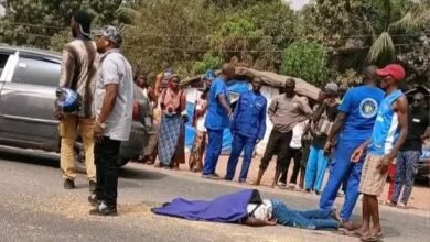 Tragédie sur la route de Wonkifond : un motard succombe après une chute et un choc avec une voiture