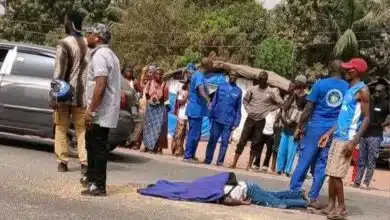 Tragédie sur la route de wonkifond : un motard succombe après une chute et un choc avec une voiture