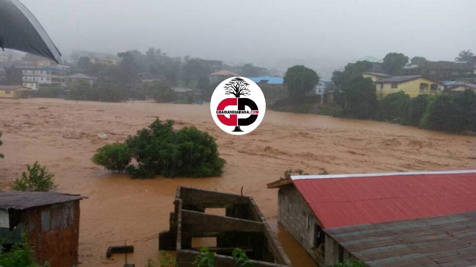 Afrique/Freetown : Un immeuble s'écroule.sous l'effet des eaux de pluie. 1 Afrique/Freetown : Un immeuble s'écroule.sous l'effet des eaux de pluie.