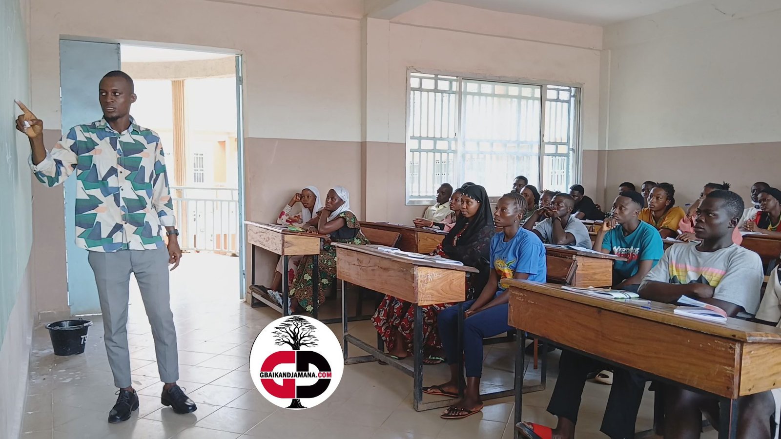 Cours de vacances à Kankan : Les élèves du complexe scolaire privé Bandjou KEÏTA se réjouissent de la qualité de l'enseignement. 1 Cours de vacances à Kankan : Les élèves du complexe scolaire privé Bandjou KEÏTA se réjouissent de la qualité de l'enseignement.