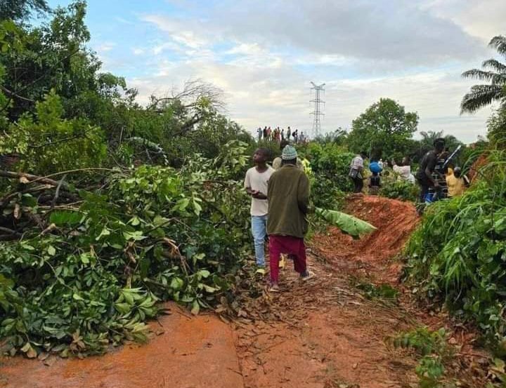 Guinée /Circulation Routière : Les usagers bloqués à Dioumaya suite à l'éboulement d'une montagne 1 Guinée /Circulation Routière : Les usagers bloqués à Dioumaya suite à l'éboulement d'une montagne