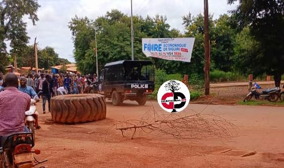 Tension à Siguiri : Manifestation devant la résidence du préfet suite à la mort d'un jeune, percuté par un motard. 1 Tension à Siguiri : Manifestation devant la résidence du préfet suite à la mort d'un jeune, percuté par un motard.