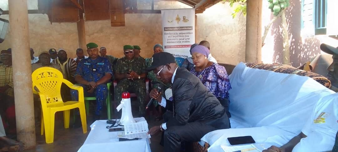 Kouremale (Siguiri) : une mission du CNT à la rencontre de la population pour la vulgarisation de l'avant-projet de la nouvelle constitution. 1 Kouremale (Siguiri) : une mission du CNT à la rencontre de la population pour la vulgarisation de l'avant-projet de la nouvelle constitution.