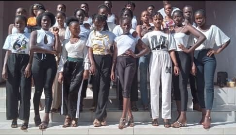 Dabola : Plus d'une vingtaine de jeunes mannequins de la préfecture, formés en stylisme et Miss-Master. 1 Dabola : Plus d'une vingtaine de jeunes mannequins de la préfecture, formés en stylisme et Miss-Master.