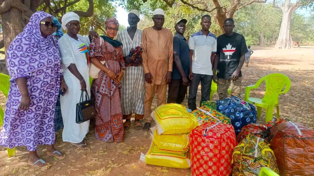 Dankakoro (Siguiri) : Le Sèrè Haut Niveau fait des dons de kits alimentaires et scolaires aux sinistrés des inondations de Somonobou Niger. 1 Dankakoro (Siguiri) : Le Sèrè Haut Niveau fait des dons de kits alimentaires et scolaires aux sinistrés des inondations de Somonobou Niger.