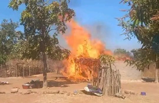 Siguiri : Quarante cases et leur contenu détruits par un « incendie mystérieux » à Miada. 1 Siguiri : Quarante cases et leur contenu détruits par un « incendie mystérieux » à Miada.