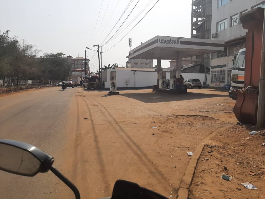 Une pénurie de carburant plonge la capitale guinéenne Conakry dans l'incertitude. 1 Une pénurie de carburant plonge la capitale guinéenne Conakry dans l'incertitude.