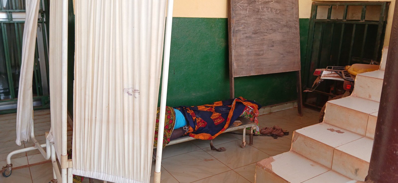 Kouremale(Siguiri) Tragédie à Konfra : Une femme perd la vie dans un accident impliquant un camion et un taxi-moto. 1 Kouremale(Siguiri) Tragédie à Konfra : Une femme perd la vie dans un accident impliquant un camion et un taxi-moto.