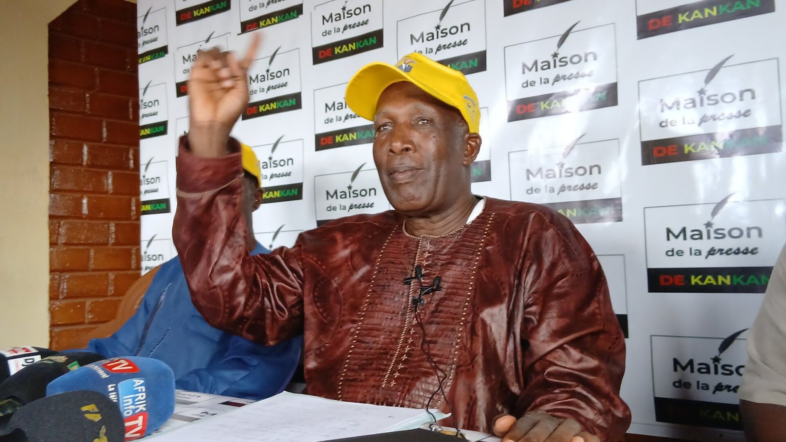 « L’ingratitude qu’il a faite à Alpha Condé va l’attraper » : Sory Sanoh cogne Taliby Dabo à Kankan 1 « L’ingratitude qu’il a faite à Alpha Condé va l’attraper » : Sory Sanoh cogne Taliby Dabo à Kankan