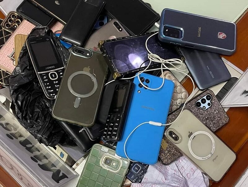 Kankan : plus de 30 téléphones saisis dès le premier jour du bac, des surveillants sanctionnés pour complicité 1 Kankan : plus de 30 téléphones saisis dès le premier jour du bac, des surveillants sanctionnés pour complicité