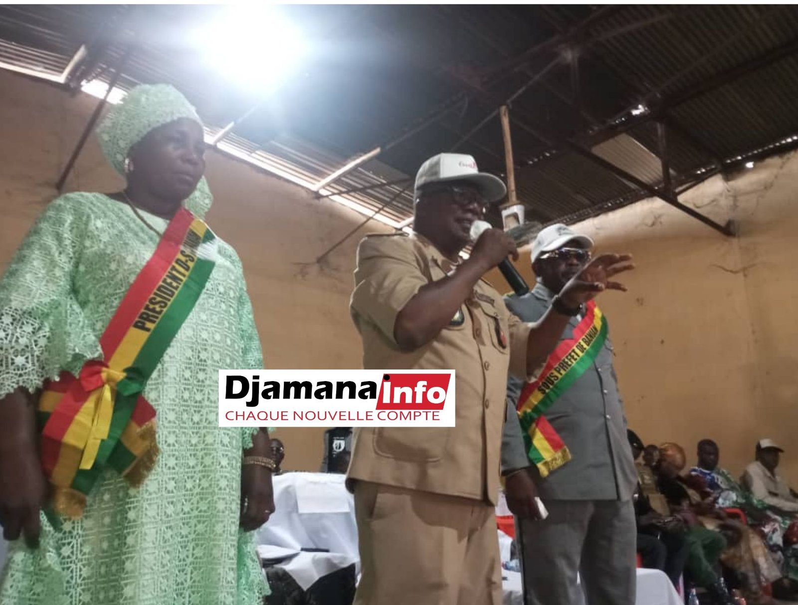 Faranah : Le préfet Bernard Kamano en campagne de vulgarisation de la nouvelle Constitution dans les communes rurales 1 Faranah : Le préfet Bernard Kamano en campagne de vulgarisation de la nouvelle Constitution dans les communes rurales
