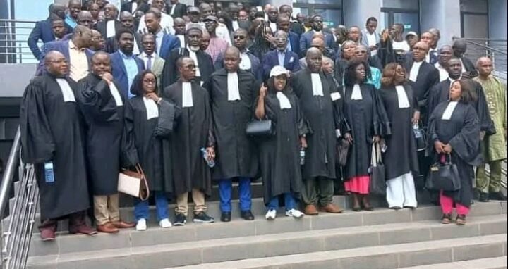Dernière minute / fin de la grève des avocats : un pas vers l’apaisement dans le secteur judiciaire 1 Dernière minute / fin de la grève des avocats : un pas vers l’apaisement dans le secteur judiciaire