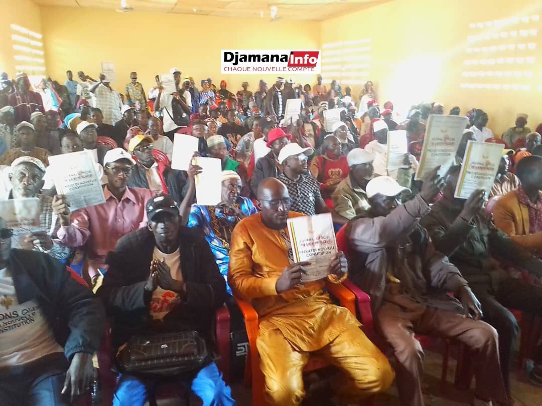 Faranah : le Préfet Bernard Kamano à l’offensive pour vulgariser la nouvelle Constitution dans les zones rurales 1 Faranah : le Préfet Bernard Kamano à l’offensive pour vulgariser la nouvelle Constitution dans les zones rurales